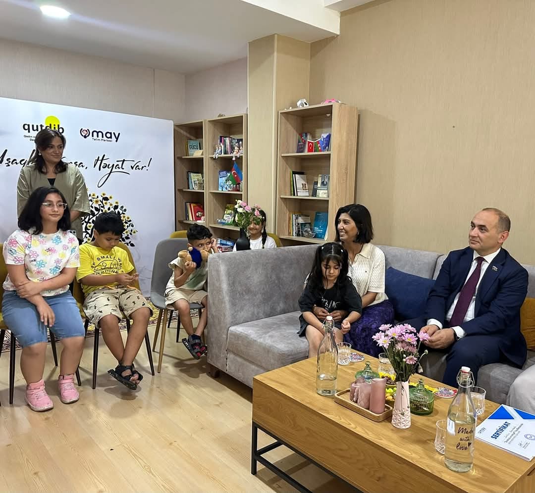 Balaca vətəndaşlarla böyük söhbət: Millət vəkili yay məktəbində (FOTO)